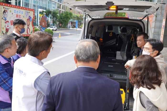 《圖說》日電貿今年捐贈「可雙輪椅同乘」的車型，可一次服務兩位輪椅使用者，能有效提升復康巴士運輸量能。〈社會局提供〉