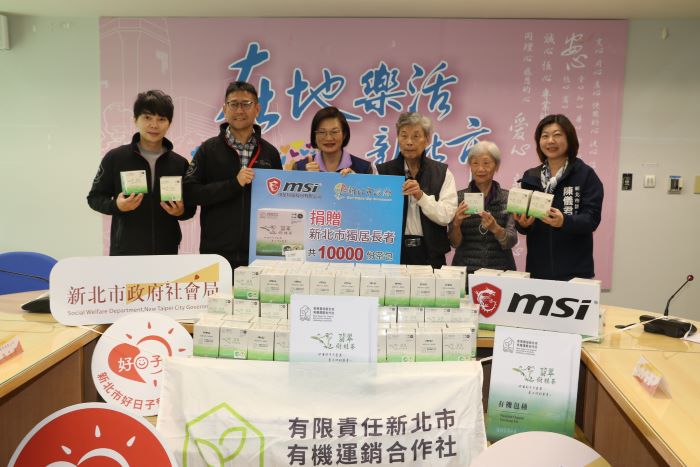 《圖說》微星科技公司經理許志宏（左2）代表捐贈翡翠樹蛙茶包1萬份，由社會局長李美珍（左3）代表受贈，右1為陳儀君議員。〈社會局提供〉