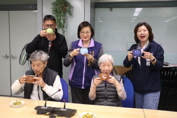 《圖說》張爺爺和李奶奶在品茶後表示喉韻溫潤回甘。〈社會局提供〉