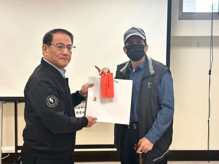 《圖說》台電北西區處徐進福處長與新莊區社會福利服務中心合作，讓弱勢朋友們能度過一個溫暖的冬天。（台電北西區處提供）