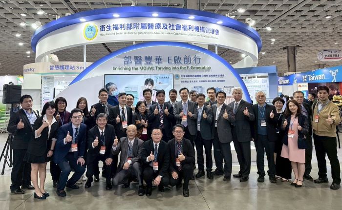 《圖說》臺北醫院鄭舜平院長(後排左六)表示，臺北醫院持續以「智慧 X 永續」打造效率、品質、安全、永續的智慧醫院。〈臺北醫院提供〉