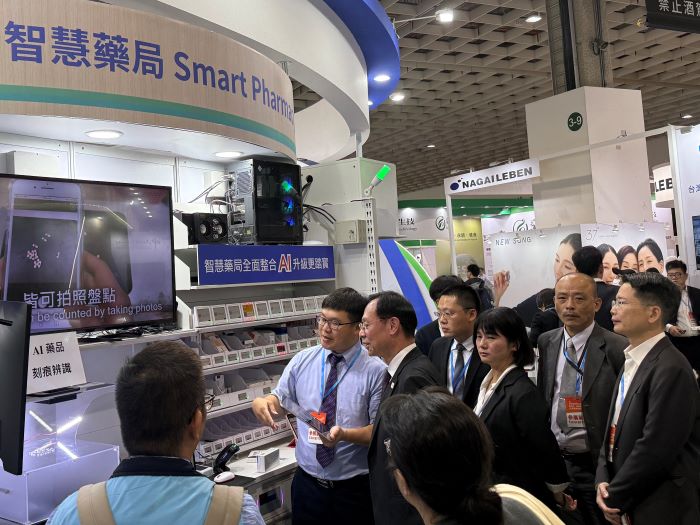 《圖說》衛生福利部石崇良部長觀摩智慧調劑台，肯定智慧減輕臨床負擔。〈臺北醫院提供〉