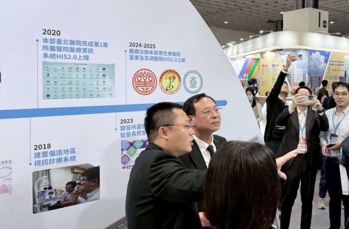 《圖說》石崇良部長聽取部醫在智慧醫療與永續的發展與成果，對其表達高度肯定。〈臺北醫院提供〉