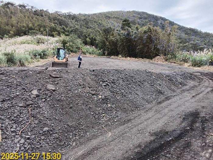 《圖說》11月27日稽查員前往三峽區插角山區土地遭棄置瀝青刨除料現場。〈環保局提供〉
