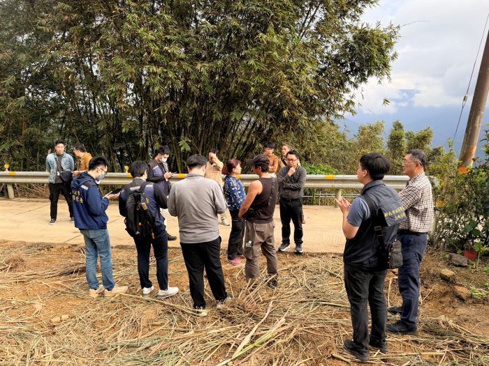 《圖說》市府農業局、警察局三峽分局及業者現場聯合會勘。〈環保局提供〉