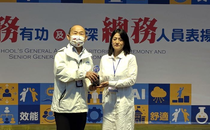 《圖說》獲「總務有功人員」殊榮的白雲國小陳妤涵主任，以創意行動實踐永續教育。〈教育局提供〉