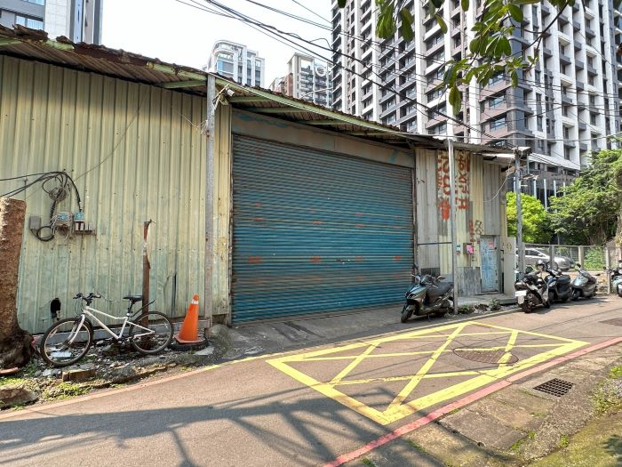 《圖說》板橋綠(二-1)瓶頸打通前現況街景。〈城鄉局提供〉