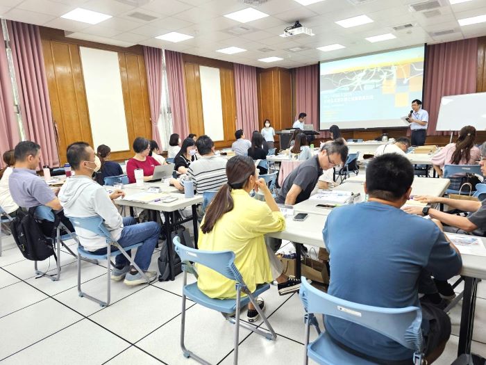 《圖說》免費培訓課程輔導學員取得ISO證書。〈經發局提供〉