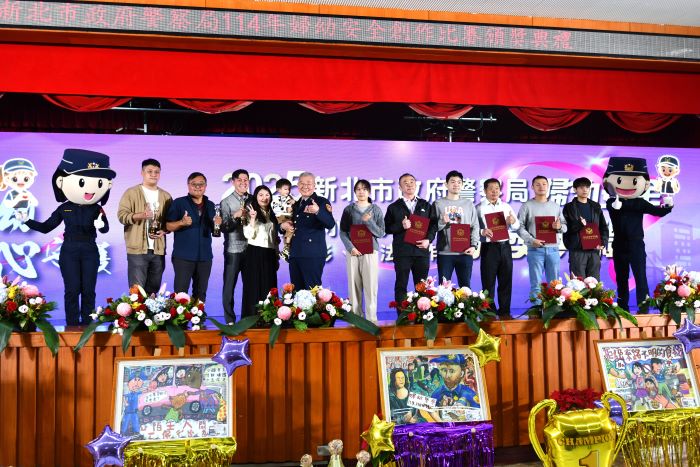 《圖說》方仰寧局長與書法比賽得獎者合影。〈警察局提供〉