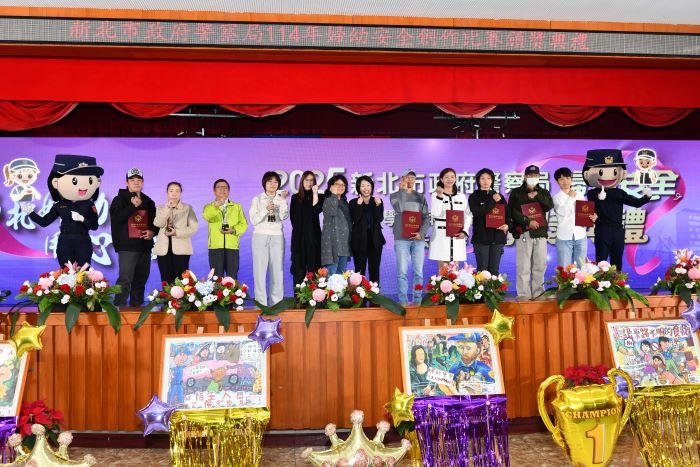 《圖說》方仰寧與會貴賓與攝影比賽得獎者合影。〈警察局提供〉