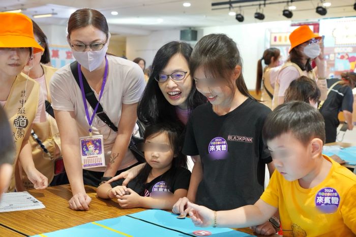 《圖說》道家人文協會長期投入弱勢支持與客製化服務模式，理事長張旖(中)曾表示，協會不單是物資捐贈，更希望讓每一個家庭感受到社會的愛「一直都在，不曾離開」。〈社會局提供〉