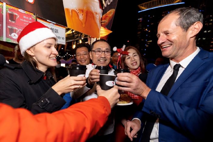 《圖說》侯友宜市長、德國經濟辦事處、歐洲經貿辦事處、議會團隊及市府團隊等多位貴賓齊聚進行主燈新秀暨德國耶誕市集開幕儀式，並巡攤品嚐德國道地美食與咖啡。〈觀旅局提供〉