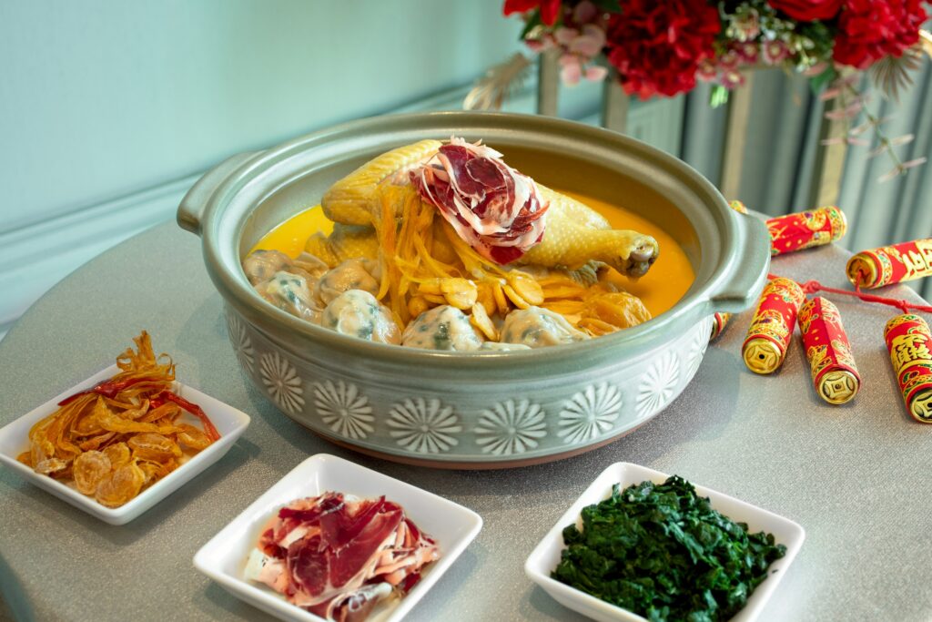 %E3%80%8A%E9%96%8B%E9%81%8B%E9%87%91%E6%B9%AF%E3%80%8B%E7%94%B1%E4%B8%AD%E9%A4%90%E8%A1%8C%E6%94%BF%E4%B8%BB%E5%BB%9A%E8%A6%AA%E7%86%AC%E7%9B%A3%E8%A3%BD%EF%BC%8C%E5%BE%9E%E5%82%99%E6%96%99%E5%88%B0%E5%87%BA%E6%B9%AF%E7%9A%86%E5%A0%85%E6%8C%81%E6%89%8B%E5%B7%A5%E8%A3%BD%E7%A8%8B%EF%BC%8C%E6%B9%AF%E8%89%B2%E9%87%91%E9%80%8F%E3%80%81%E9%A6%99%E6%B0%A3