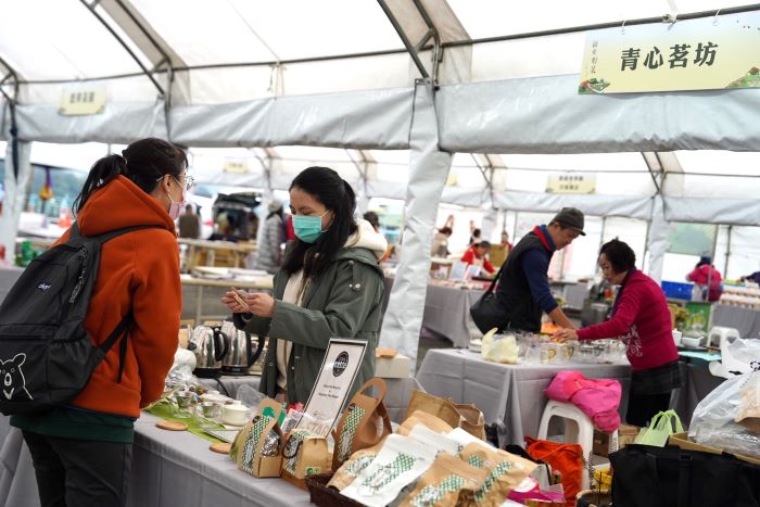 《圖說》新北好茶冬韻展售會於12月6、7、13、14日在坪林茶業博物館旁廣場持續進行，歡迎民眾把握機會，親自品嚐「百萬冠軍茶」新北包種茶的清新花香。〈農業局提供〉