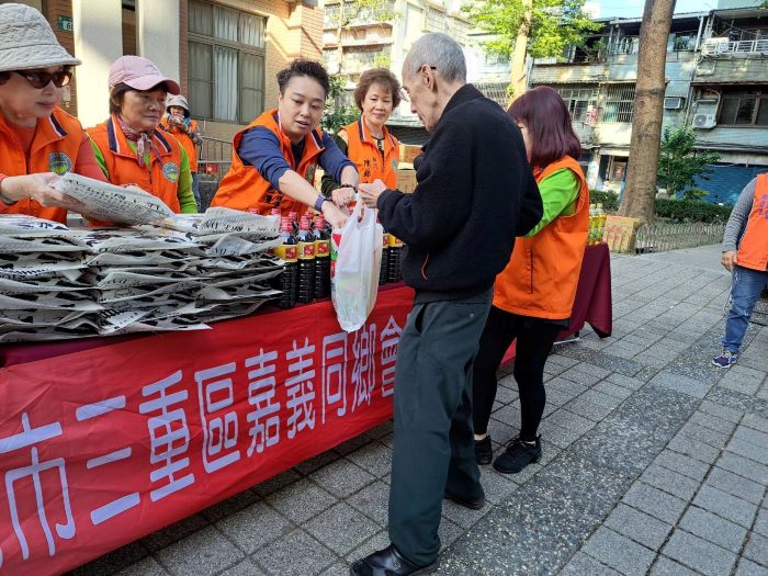 《圖說》弱勢戶憑公所社文課提供寄發的通知單到六張活動中心領取物資。〈社會局提供〉