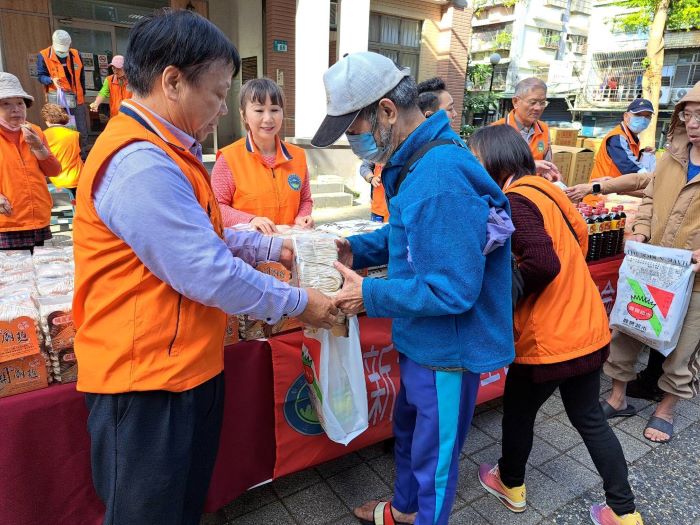 《圖說》三重區嘉義同鄉會理事長蔡祐銓親自將物資贈與弱勢户。〈社會局提供〉