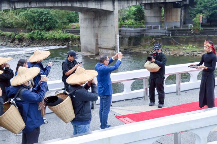 《圖說》侯友宜融合焚香爐、奉茶等意象祈福，向這座百年古橋與孕育坪林的山林大地致上最誠摯的敬意。〈坪林區公所提供〉