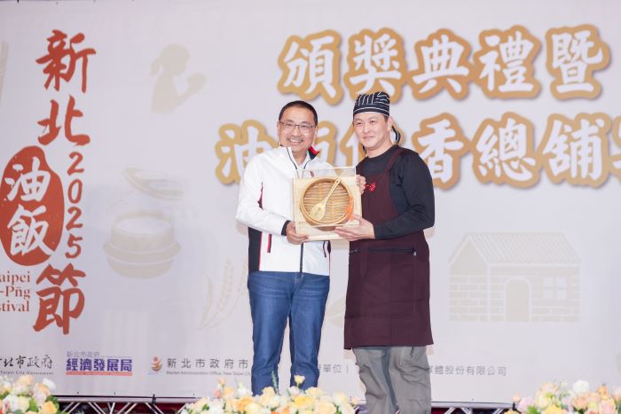 《圖說》「職人油飯大賞」金賞由蘆洲區阿潘功夫油飯獲得。〈經發局提供〉