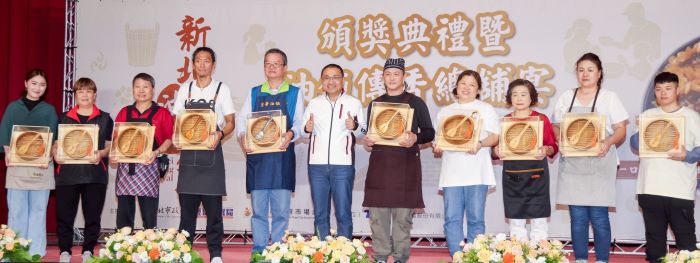 《圖說》侯友宜市長與「職人油飯大賞」獲獎店家合影。〈經發局提供〉