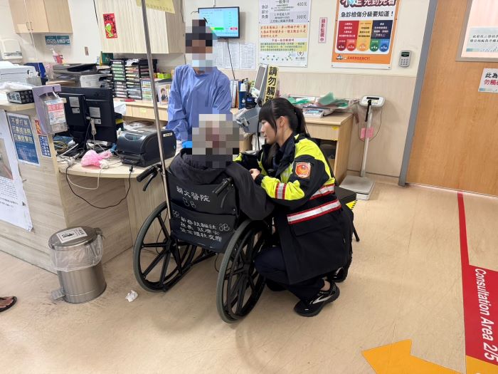 老婦深夜跌攔無車  新莊警2分鐘送抵醫院獲肯定