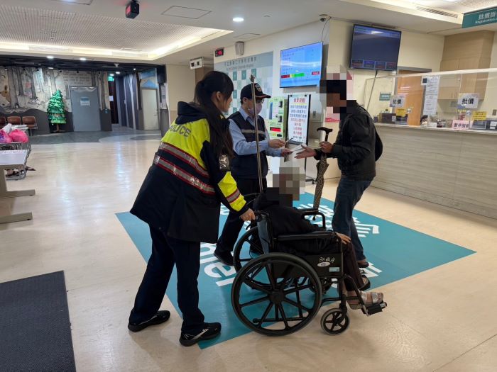 《圖說》中平派出所員警在短短2分鐘內將老婦送抵輔大醫院急診室治療。〈新莊分局提供〉