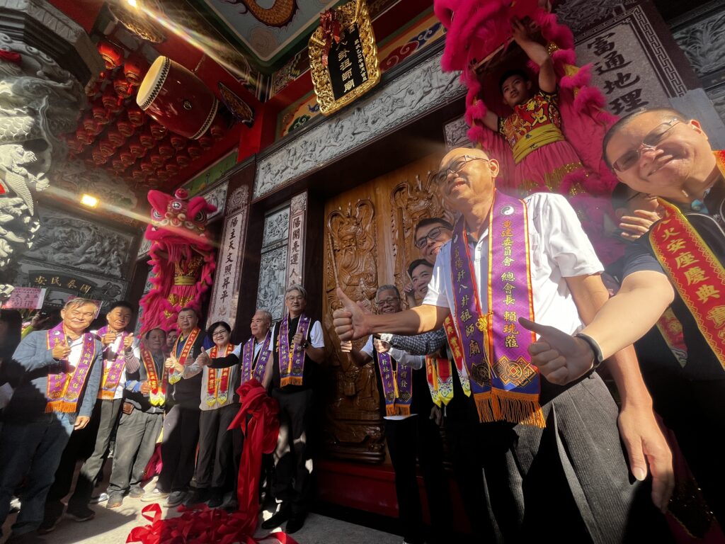 神明入厝！富陽軒八卦祖師廟入火安座   信徒擲筊把好運背回家