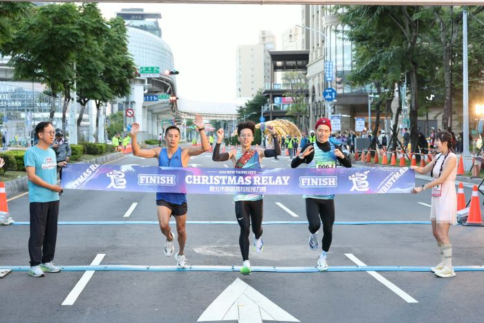 《圖說》第一棒回終點線，拉布條左一為觀旅局長楊宗珉。〈觀旅局提供〉