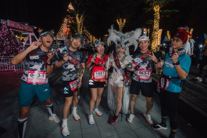 《圖說》跑者起跑前與歡樂耶誕城主燈合照。〈觀旅局提供〉
