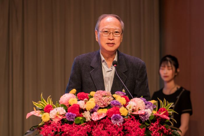 《圖說》龍華科大服務滿 30 年資深教職員工代表、機械系潘亞東副教授上台發表感言，分享在校奉獻與成長的心路歷程。〈龍華科大提供〉