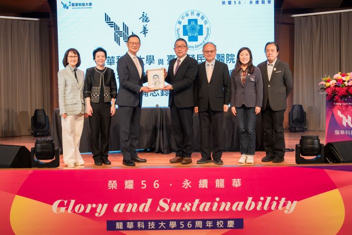 《圖說》龍華科技大學致贈台中榮總朱元華副院長由永續中心打造的文創紀念品，象徵雙方合作正式啟動，開啟精準健康領域的新篇章。〈龍華科大提供〉