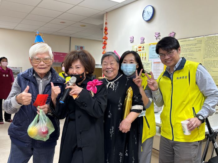 《圖說》板橋榮家陳桂美家主任(右2)與11月壽星合影並致贈萬事達開發行銷有限公司子彈砲彈造型不鏽鋼保溫瓶。〈板橋榮家提供〉