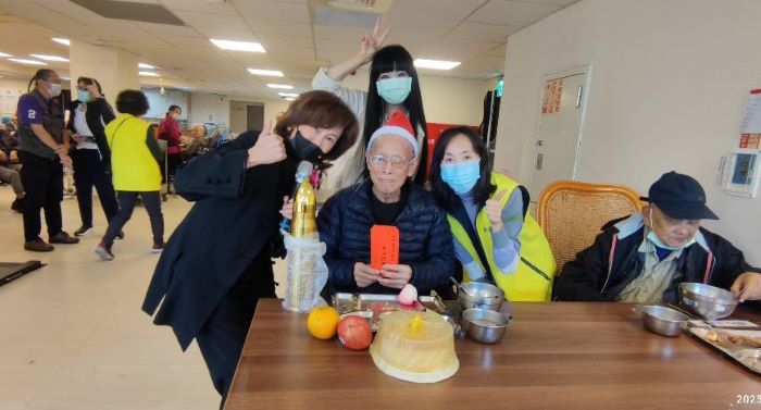 《圖說》板橋榮家陳桂美家主任(右一)及萬事達開發行銷有限公司李奇璉董事(後排)與。〈板橋榮家提供〉