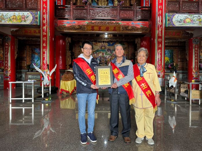 《圖說》程大維局長贈感謝狀予吳榮龍董事長。〈環保局提供〉