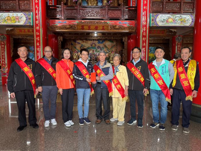 《圖說》新北市程大維局長代表市府致贈香油錢。〈環保局提供〉