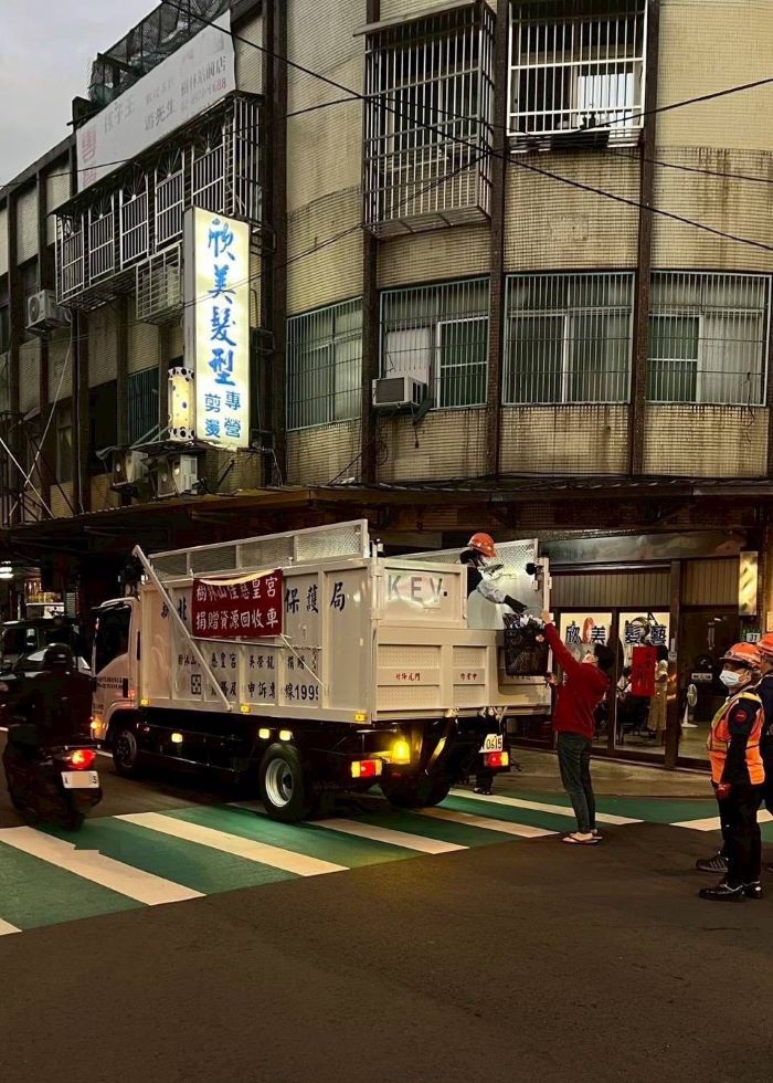 《圖說》慈皇宮號資收車於捐贈後當日，帶著神明的祝福與庇佑，助力清潔隊維護城市環境。〈環保局提供〉