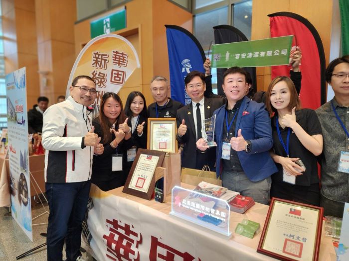 《圖說》侯友宜市長(左一)觀摩參觀獲獎的社區，肯定社區維護公司及管理人員的付出。〈工務局提供〉