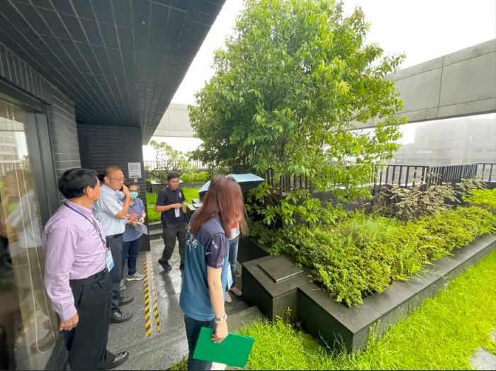 《圖說》評審委員逐一到參賽社區實地考察，共有24個社區獲獎。〈工務局提供〉