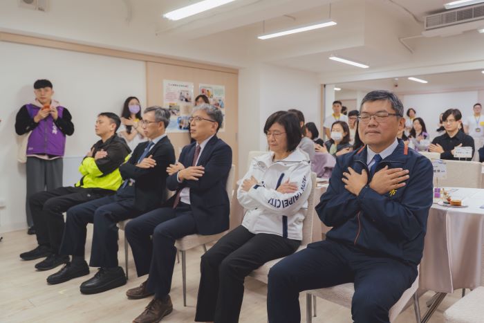 《圖說》汐止心衛中心心理師帶領職場紓壓技巧體驗。〈衛生局提供〉