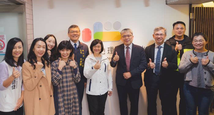 《圖說》新北市衛生局長陳潤秋（右五）、衛福部心健司長陳柏熹（右四）、市議員周雅玲（左四）及汐止區長林慶豐（左五）等及網絡單位合照。〈衛生局提供〉