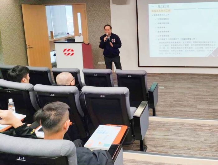 《圖說》消防局陳國忠副局長授課。〈消防局提供〉