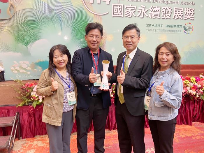 《圖說》部醫首登國家級永續殿堂，臺北醫院勇奪國家永續發展獎，醫福會林慶豐執行長(左2)給臺北醫院團隊高度肯定。〈臺北醫院提供〉
