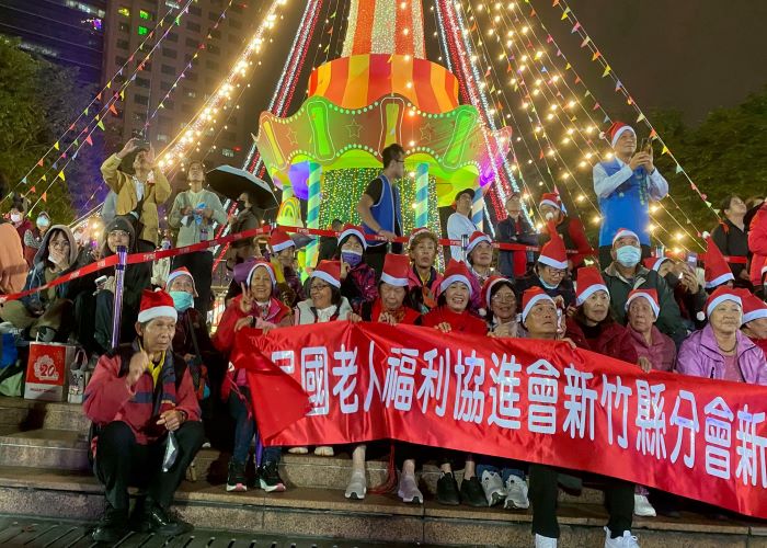 銀髮遊耶誕城  逾5000歲寶貝戴紅帽驚艷光廊