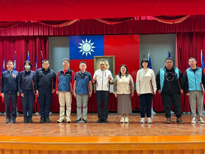 《圖說》市長侯友宜公開表揚「打擊詐欺」、「掃蕩幫派」、「查緝毒品」績優單位及「公共安全聯合稽查工作」有功人員。〈警察局提供〉