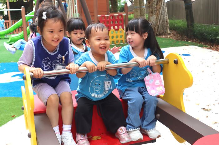 《圖說》厚德附幼多人蹺蹺板。〈教育局提供〉