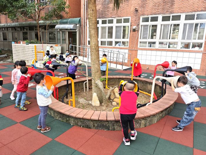 《圖說》三芝附幼多人傳聲筒。〈教育局提供〉