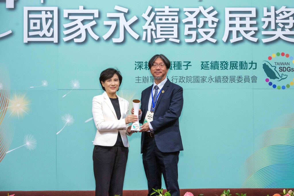 %E5%9C%96%E8%AA%AA%E4%BA%8C%EF%BC%8C%E9%A0%92%E7%8D%8E%E5%85%B8%E7%A6%AE%E6%96%BC%E6%98%A8%EF%BC%888%EF%BC%89%E6%97%A5%E5%9C%A8%E8%87%BA%E5%A4%A7%E9%86%AB%E9%99%A2%E5%9C%8B%E9%9A%9B%E6%9C%83%E8%AD%B0%E4%B8%AD%E5%BF%83%E7%9B%9B%E5%A4%A7%E8%88%89%E8%A1%8C%EF%BC%8C%E6%9D%B1%E6%B5%B7%E5%89%AF%E6%A0%A1%E9%95%B7%E5%BC%B5%E5%98%89%E4%BF%AE%E4%BB%A3%E8%A1%A8