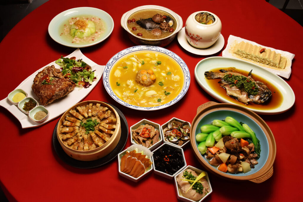 %E4%BB%8A%E5%B9%B4%E5%B9%B4%E8%8F%9C%E5%BB%B6%E7%BA%8C%E8%86%B3%E9%A6%A8%E5%B0%8D%E5%8F%B0%E8%8F%9C%E6%89%8B%E8%B7%AF%E5%B7%A5%E5%BA%8F%E7%9A%84%E5%A0%85%E6%8C%81%EF%BC%8C%E4%BB%A5%E3%80%8C%E7%AF%80%E6%85%B6%E6%A1%8C%E8%8F%9C%E6%96%B0%E8%A9%AE%E9%87%8B%E3%80%8D%E7%82%BA%E4%B8%BB%E9%A1%8C%EF%BC%8C%E5%BE%9E%E7%B6%93%E5%85%B8%E5%88%B0%E5%89%B5%E6%96%B0