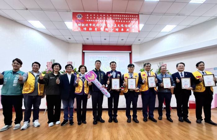 《圖說》消防局副局長蔡武忠致贈感謝狀予捐贈廠商及到場嘉賓吳琪銘立委、蘇巧慧立委、彭一書議員服務處主任等合影。〈消防局提供〉