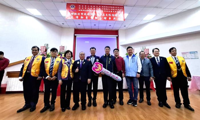 《圖說》捐贈廠商捐贈災勘車及到場嘉賓林金結議員等合照。〈消防局提供〉