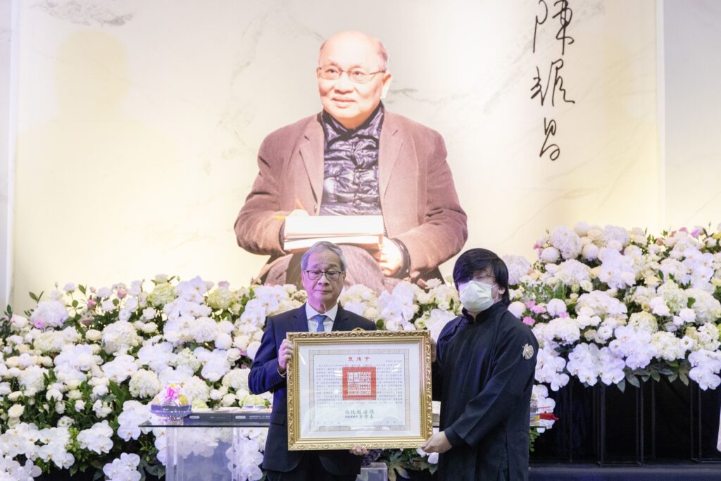醫師作家陳耀昌告別式 文化部長李遠代表頒贈總統褒揚令